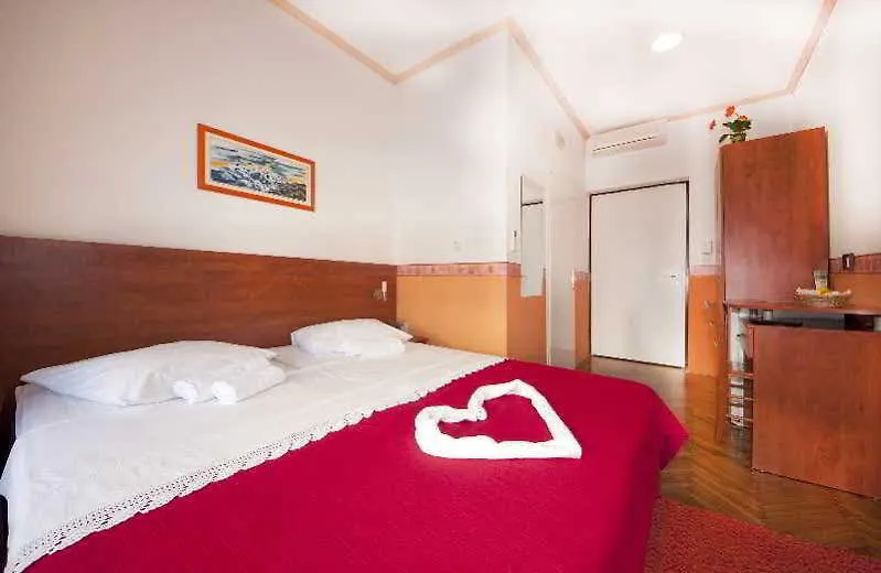 **  Hotel Sobe Cikes Split Chorvatsko